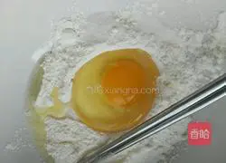 Illustration of how to make shredded potato and vegetable egg pancakes 3