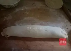 The steamed buns are baked in oil on the electric cake stall.Practice illustration 5