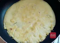 Illustration of how to make wolfberry sesame egg cake 8