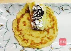 Illustration of how to make banana crepe 8