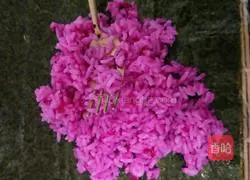 Illustration of how to make red dragon fruit and banana sushi 8