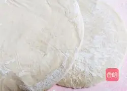 Illustration of how to make butterfly cakes with hand cakes 4