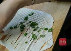 Illustration of how to make scallion oil hand pancake 10