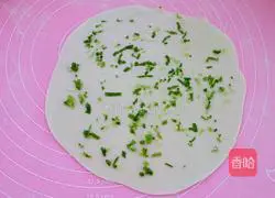 Illustration of how to make scallion pancakes 8