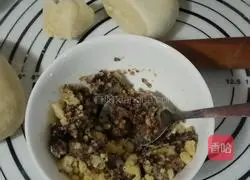 Illustration of how to make sesame cake with brown sugar soufflé filling 2