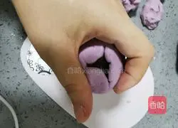 Illustration of how to make glutinous rice cakes with purple potato and bean paste 14