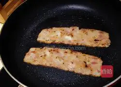 Illustration of how to make bacon and meat floss hand cakes 1