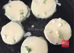 Illustration of how to make eggplant pancakes 6