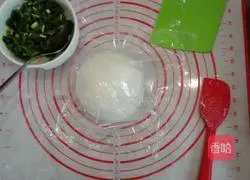 Illustration of how to make homemade scallion pancakes with bread machine 2