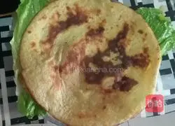 Illustration of how to make banana egg pancake 6