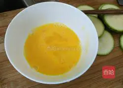 Illustration of how to make pan-fried zucchini cake 4