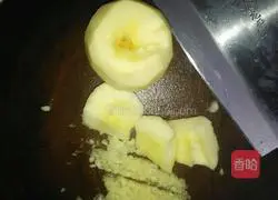 Illustration of how to make apple glutinous rice and black sesame cake with electric baking pan 1