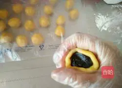 Illustration of making jujube egg yolk cake 16