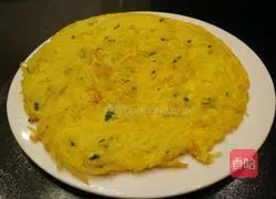 Illustration of how to make potato shredded egg pancake 15