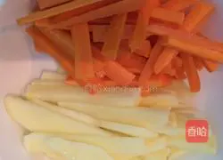 Illustration of how to make carrot and potato pancakes 2