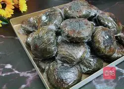 Illustration of making soybean-filled malt pancake 15