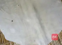 Illustration of how to make shredded pork burritos with Beijing sauce 8