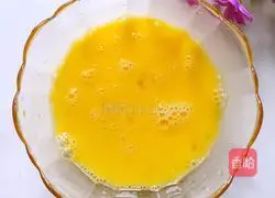 Illustration of how to make colorful pepper and bacon egg pancake rings 2