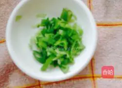 Illustration of how to make hot noodles and scallion pancakes 3