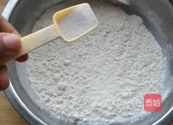 Illustration of making spicy onion pancake 1