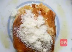 Illustration of how to wrap banana slices in egg pancakes 5