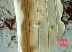 Illustration of how to make butter scallion pancake 3