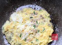 Illustration of how to make egg lean meat pie 4