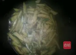 How to stir-fry gingerbread melon Illustration 5