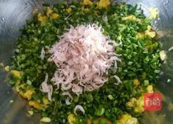 Illustration of how to make leek, egg and dried rice pie 5