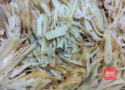 Illustration of how to make fried cabbage pancakes 1