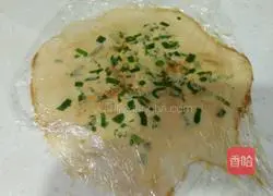 Illustration of how to make onion pancakes 6