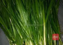 Illustration of how to make chive pancakes 2