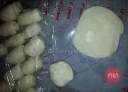 Illustration of homemade red bean filling wife cake 5