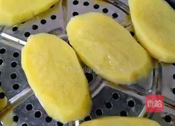 Illustration of how to make vegetable potato pancakes 3