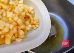 Illustration of how to make a bite of apple crisp 5