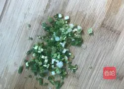 Illustration of how to make green onion and egg soft pancakes 1