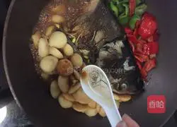  Illustration of how to make fish head stewed bean cake 19