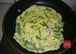 Illustration of how to make egg and leek pancakes 8