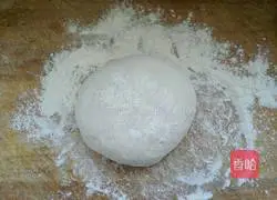 Illustration of how to make pancake crust with hands 3