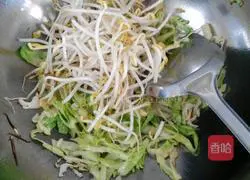 Illustration of how to make fried cabbage pancakes 7