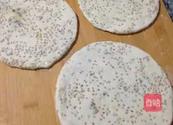 Illustration of how to make green onion pancakes 8