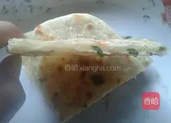 Illustration of how to make scallion pancakes 9