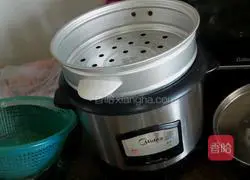 Illustration of how to make steamed glutinous rice flour pumpkin cakes 7