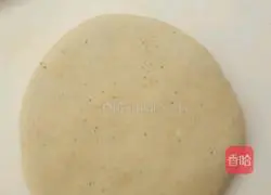 Illustration of how to make crispy black sesame pie 10