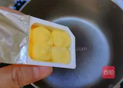 Illustration of how to make a bite of apple crisp 4