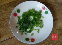 Illustration of how to make green onion and egg pancakes 4