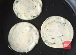 Illustration of how to make scallion pancakes 8