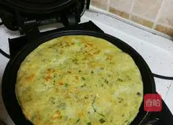 Illustration of how to make eggplant and vegetable pancakes with electric baking pan 3