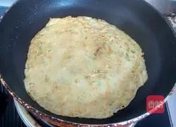 Illustration of how to make zucchini, shrimp skin and egg pancakes 7