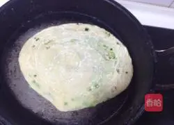 Illustration of how to make green onion pancake 15